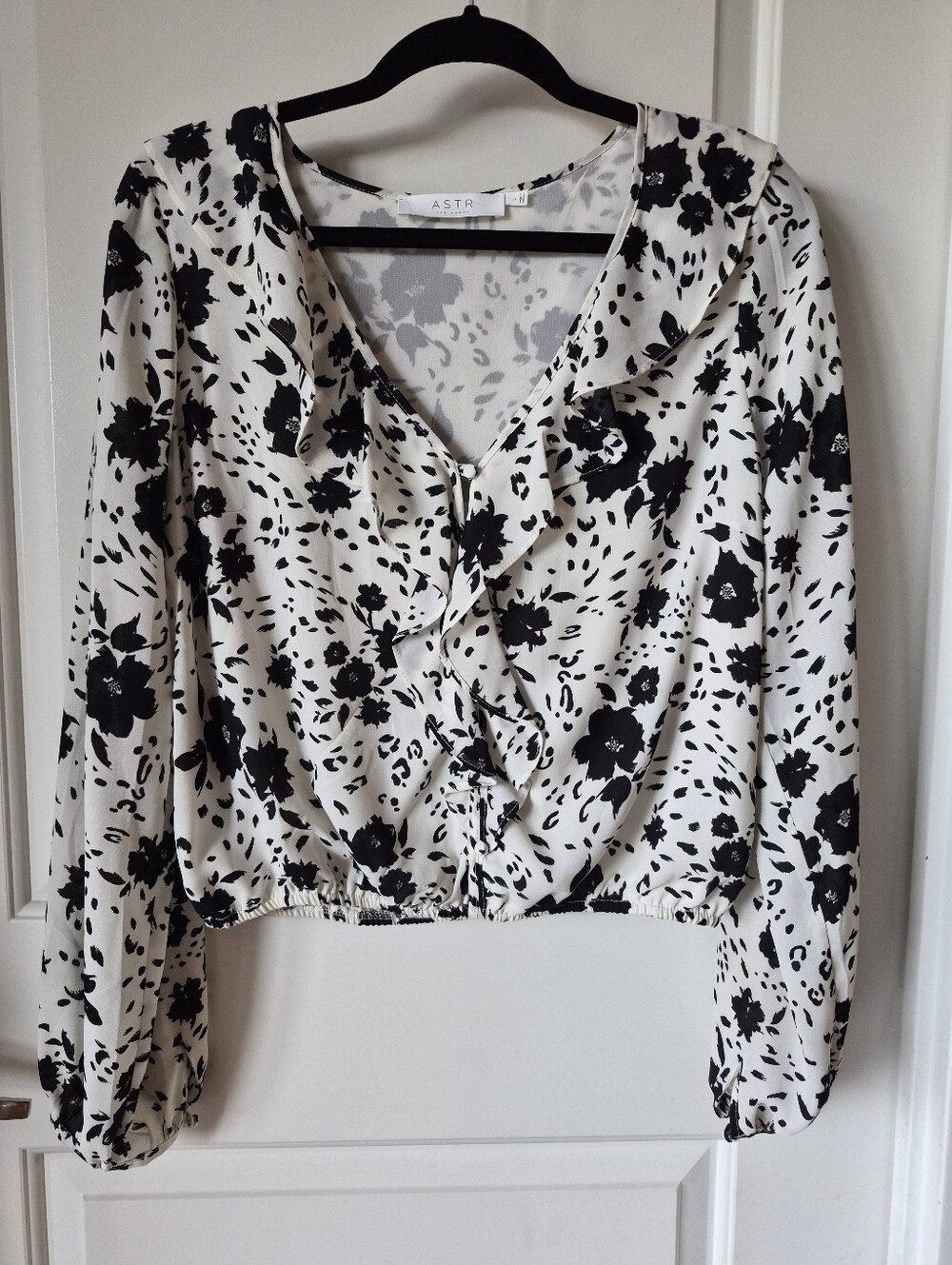 Astr The Label Black and White Floral Ruffle V-Neck Blouse Size Large
